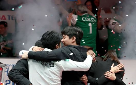 [서울=뉴스핌] 박상욱 기자 = 하나카드 선수들이 21일 팀리그 2025-2026 파이널 6차전에서 SK렌터카를 꺾고 기뻐하고 있다. [사진=PBA] 2026.01.22 psoq1337@newspim.com