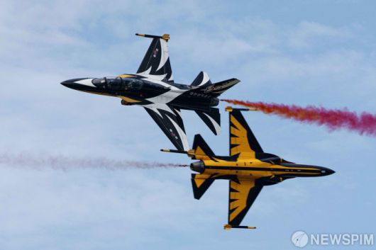[성남=뉴스핌] 류기찬 기자 = 2025 서울 ADEX 개막일인 17일 오전 경기 성남시 서울공항에서 대한민국 공군 특수비행팀 블랙이글스가 비행을 하고 있다. 2025.10.17 ryuchan0925@newspim.com