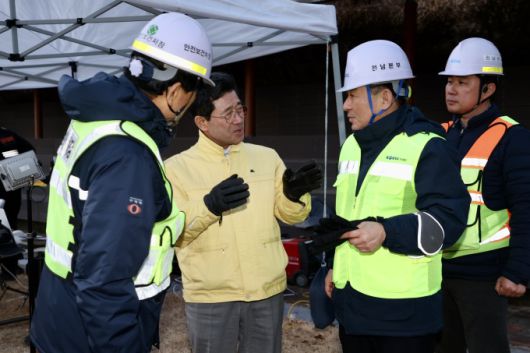 광양 산불 현장지휘부 찾은 정인화 광양시장.[사진=광양시]