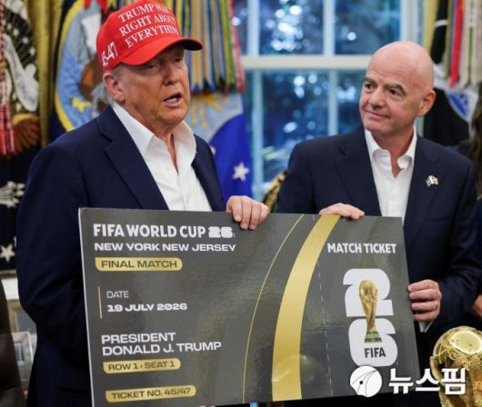 [워싱턴 로이터 =뉴스핌] 박상욱 기자 = 미국 대통령 도널드 트럼프와 국제축구연맹(FIFA) 회장 잔니 인판티노가 2026년 FIFA 월드컵 결승전 입장권을 들고 있다. 이 입장권은 트럼프 대통령에게 전달된 것으로 트럼프 대통령이 2026년 FIFA 월드컵과 관련한 발표를 하는 자리였다. 이는 2025년 8월 22일 미국 워싱턴DC 백악관 오벌 오피스에서 열렸다. 2025.8.22 psoq1337@newspim.com