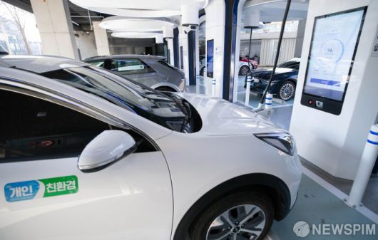[서울=뉴스핌] 윤창빈 기자 = 올해부터 전기차에 대한 국고 보조금이 최대 800만원에서 700만원으로 축소되고 전기차 보조금 100%를 받는 차량 가격 기준은 기존 6000만원 미만에서 5500만원 미만으로 내려간다. 5500만~8500만원 차량은 보조금 50%를 지급한다. 8500만원 이상 차량은 지원 대상에서 제외된다. 또 전기차 충전 이용 요금 특례 제도가 일몰됨에 따라 충전 기본요금의 25%, 이용 요금의 10%를 할인해주던 혜택을 받을 수 없게 된다. 사진은 3일 오후 서울시내의 전기차 충전소의 모습. 2021.01.03 pangbin@newspim.com