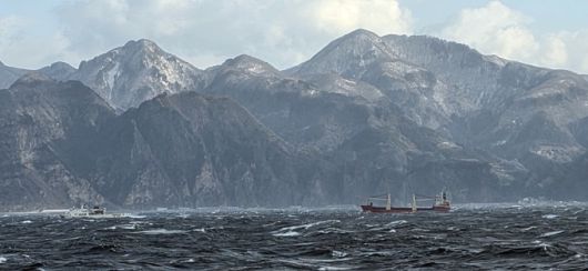 동해해경청이 지난 1월 13일, 울릉도 해역을 항해하던 중 엔진 고장으로 조종 불능 상태에 빠져 표류하던 러시아 국적 화물선 '게오르기 우샤코프(Georgy Ushakov)'호 구조 위해 총력을 쏟고 있다.[사진=동해해경청]2026.01.22 nulcheon@newspim.com