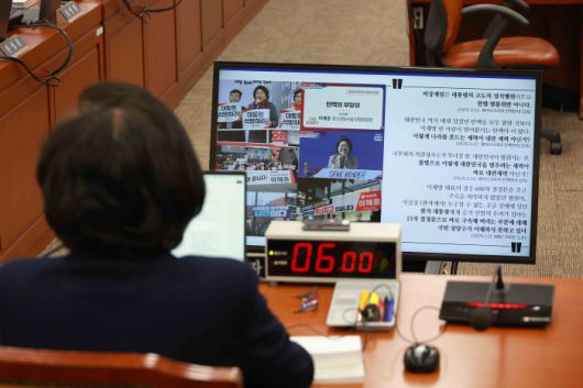 [서울=뉴스핌] 윤창빈 기자 = 이혜훈 기획예산처 장관 후보자가 23일 서울 여의도 국회에서 열린 재정경제기획위원회의 인사청문회에서 자신의 과거 행적을 다룬 의원 질의자료를 보고 있다. 2026.01.23 pangbin@newspim.com