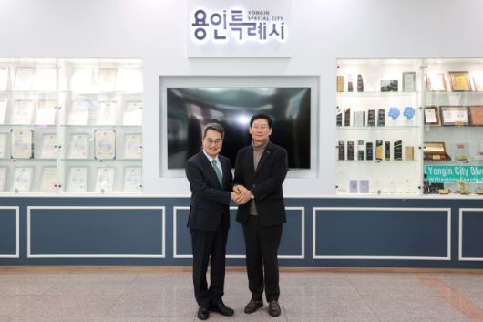 23일 용인특례시청 로비에서 이상일 시장(오른쪽)이 김동연 지사와 기념사진을 찍고 있다.[사진=용인시]