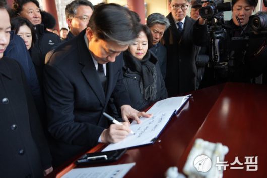 [광주=뉴스핌] 박진형 기자 = 조국 조국혁신당 당대표가 23일 오전 광주 북구 운정동 국립5·18민주묘지를 찾아 오월 영령을 추모하고 있다. 2026.01.23 bless4ya@newspim.com