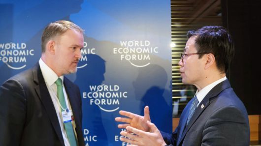 여한구 산업통상부 통상교섭본부장(오른쪽)이 22일(현지시간) 스위스 다보스에서 개최된 '2026 세계경제포럼 연차회의'(다보스포럼)에서 제이미슨 그리어 미국 무역대표부(USTR) 대표와 통상 현안을 논의하고 있다. [사진=산업통상부] 2026.01.23 dream@newspim.com