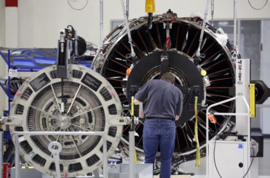 미국 인디애나주 라피엣에 있는 제너럴일렉트릭(GE) 조립 공장에서 직원이 제트 엔진을 조립하고 있다. [사진=블룸버그통신]