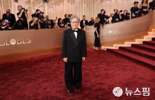 [서울=뉴스핌] 양진영 기자 = 박찬욱 감독이 2026년 1월 11일 미국 캘리포니아주 비벌리힐스에서 열린 제83회 연례 골든 글로브 레드카펫에서 포즈를 취하고 있다. [사진=로이터뉴스핌] 2026.01.12 jyyang@newspim.com