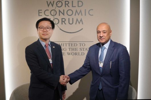 여한구 산업통상부 통상교섭본부장(왼쪽)이 지난 20일 20일 스위스 다보스에서 개최된 '2026 세계경제포럼 연차회의'(다보스포럼)에서 자심 모하메드 알바다이위 걸프협력회의(GCC) 사무총장과 면담하고 기념사진을 찍고 있다. [사진=산업통상부] 2026.01.23 dream@newspim.com