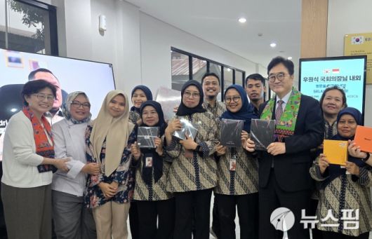 [자카르타=뉴스핌] 신정인 기자 = 우 의장과 신경혜 여사가 학생들에게 블랙핑크와 방탄소년단 등 케이팝 아이돌 앨범을 선물한 뒤 함께 기념사진을 찍고 있다. 2026.01.22 allpass@newspim.com