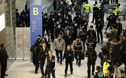 [영종도=뉴스핌] 정일구 기자 = 딥페이크 기술을 이용해 120억원을 가로챈 '로맨스 스캠 부부사기단' 등 캄보디아에서 각종 범행을 저지른 한국인 범죄 피의자 73명이 23일 오전 인천국제공항 제2여객터미널을 통해 송환되고 있다. 2026.01.23 mironj19@newspim.com