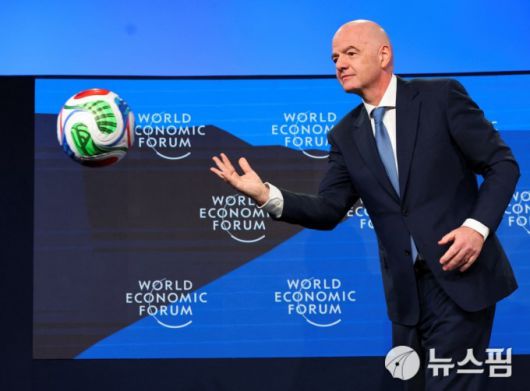[다보스 로이터=뉴스핌] 박상욱 기자= 잔니 인판티노 FIFA 회장이 22일(현지시간) 스위스 다보스에서 열린 제56회 세계경제포럼(WEF) 연례회의에 참석해 축구공을 던지고 있다. 2026.1.22 psoq1337@newspim.com
