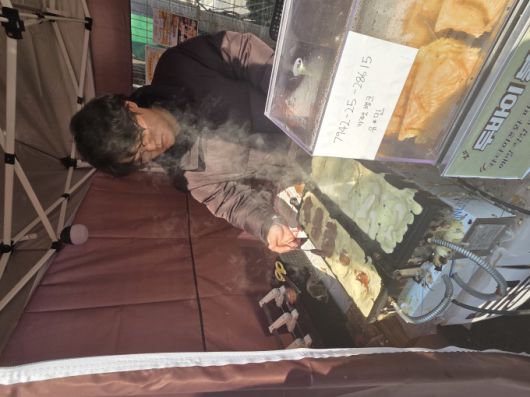 [서울=뉴스핌] 정태이 기자 = 분당에서 두바이 붕어빵을 판매하는 20대 사장님의 모습 [사진=정태이 기자] 2026.01.23 taeyi427@newspim.com