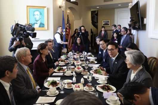 김민석 국무총리가 22일(현지시간) 미국 워싱턴 D.C.에서 하원 의원 7인과 함께 오찬간담회를 진행하고 있다. [사진=총리실] 2026.01.23 sheep@newspim.com