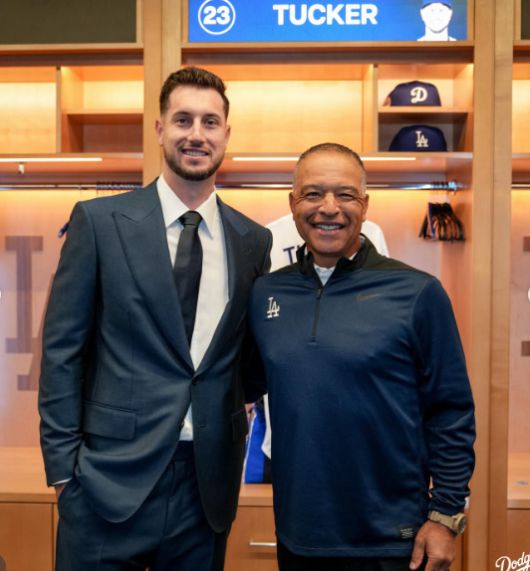 [서울=뉴스핌] 장환수 스포츠전문기자= 카일 터커(왼쪽)가 LA 다저스 입단 기자회견에서 데이브 로버츠 감독과 포즈를 취했다. [사진=터커 SNS] 2026.01.23 zangpabo@newspim.com