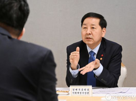 [서울=뉴스핌] 구윤철 부총리 겸 기획재정부 장관이 12월 30일 서울 종로구 정부서울청사에서 열린 경제인문사회연구회 간담회에서 모두발언을 하고 있다. [사진=기획재정부] 2025.12.30 photo@newspim.com