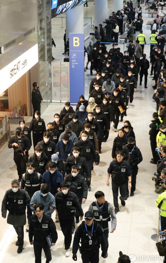 [영종도=뉴스핌] 정일구 기자 = 딥페이크 기술을 이용해 120억원을 가로챈 '로맨스 스캠 부부사기단' 등 캄보디아에서 각종 범행을 저지른 한국인 범죄 피의자 73명이 23일 오전 인천국제공항 제2여객터미널을 통해 송환되고 있다. 2026.01.23 mironj19@newspim.com