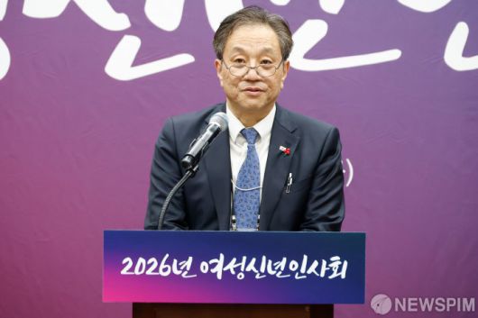 [서울=뉴스핌] 류기찬 기자 = 문진영 청와대비서실 사회수석이 23일 오후 서울 중구 은행회관에서 열린 2026년 여성신년인사회에서 이재명 대통령의 축사를 대독하고 있다. 2026.01.23 ryuchan0925@newspim.com