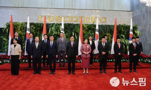 우원식 의장이 인도네시아 푸안 마하라니 하원의장과 기념촬영을 하고 있다. 전열 좌측부터 서미화 의원, 한기호 의원, 윤순구 주인도네시아 대사, 우원식 국회의장, 푸안 마하라니 하원의장, 찰스 호노리스 제9위원회(보건 노동 인구분야) 부위원장, 돌피 제11위원회(재정 금융 은행 예산 분야) 부위원장, 길랑 디에라파라레즈 제3위원회 위원. 후열 좌측부터 이정헌 의원, 송재봉 의원, 김현정 의원, 서일준 의원, 스테바노 리즈키 아드라나쿠스 제10위원회 위원, 디아 피카탄 제11위원회 위원, 샨티 알다 나탈리아 제12위원회 위원, 알리 와르다나 주한인도네시아대사관 차석. [사진=국회의장실]