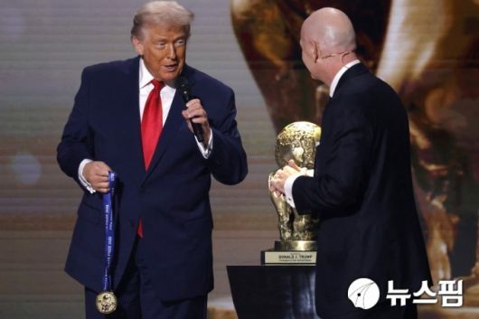 [워싱턴 로이터=뉴스핌] 박상욱 기자= 잔니 인판티노 FIFA 회장이 2025년 12월 북중미 월드컵 조 추첨 행사에서 트럼프 대통령에게 초대 FIFA 평화상을 수여하고 있다. 2025.12.6 psoq1337@newspim.com