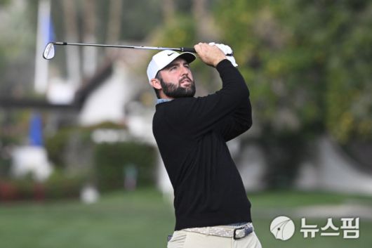 [라킨타 로이터=뉴스핌] 장환수 스포츠전문기자= 스코티 셰플러가 23일 아메리칸 익스프레스 1라운드 2번 홀에서 아이언 샷을 하고 있다. 2026.01.23 zangpabo@newspim.com