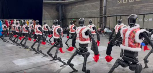 [사진 = 유니트리 공식 홈페이지] 2025년 춘절완후이(春節晚會·이하 춘완) 무대에서 유니트리(宇樹科技∙위수과기∙UNITREE)가 개발한 H1 휴머노이드 로봇들이 군무를 선보였다.