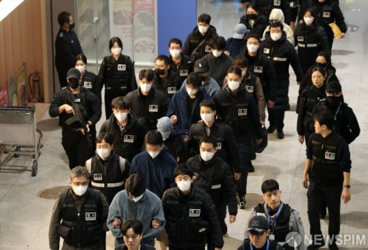 [영종도=뉴스핌] 정일구 기자 = 딥페이크 기술을 이용해 120억원을 가로챈 '로맨스 스캠 부부사기단' 등 캄보디아에서 각종 범행을 저지른 한국인 범죄 피의자 73명이 23일 오전 인천국제공항 제2여객터미널을 통해 송환되고 있다. 2026.01.23 mironj19@newspim.com