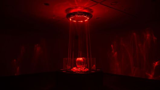 전시 작품 '완벽을 완성하는 이름 '파괴''와 미디어 아트 '점화'. 공간은 화려한 레이저 효과와 함께 끓어오르는 에너지로 가득 차 있다. [사진=데브시스터즈]