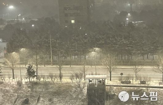 [수원=뉴스핌] 박승봉 기자 = 23일 밤 10시 현재, 경기도 광명시에 기습 폭설이 내리고 있다. 2026.01.23 1141world@newspim.com
