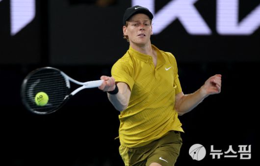 [멜버른 로이터=뉴스핌] 장환수 스포츠전문기자= '하드코트 최강' 얀니크 신네르가 24일 호주오픈 남자 단식 3회전에서 엘리엇 스피지리와 랠리를 하고 있다. 2026.01.24 zangpabo@newspim.com
