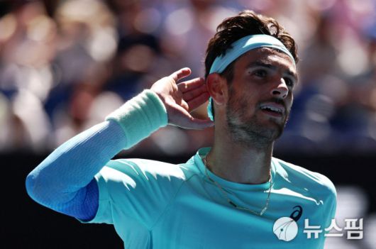 [멜버른 로이터=뉴스핌] 장환수 스포츠전문기자= 로렌초 무세티가 26일 테일러 프리츠와 호주오픈 남자 단식 16강전에서 승리한 뒤 관중들의 박수를 유도하고 있다. 2026.01.26 zangpabo@newspim.com