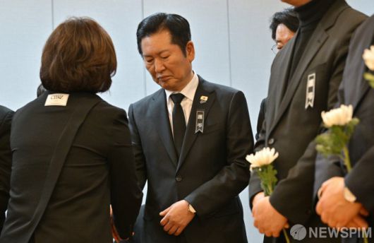 [서울=뉴스핌] 정일구 기자 = 정당 상임공동 장례위원을 맡은 정청래 더불어민주당 대표가 27일 오전 서울 종로구 서울대병원 장례식장에 마련된 고(故) 이해찬 민주평화통일자문회의 수석부의장의 빈소에서 조문객들의 조문을 받고 있다. 2026.01.27 mironj19@newspim.com