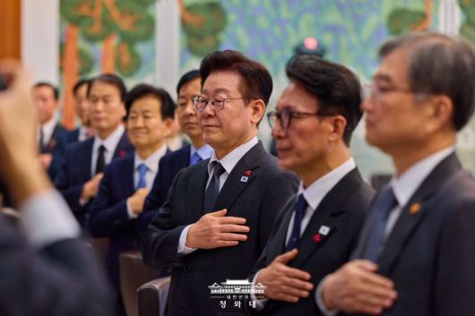 이재명 대통령이 27일 오전 청와대 본관 세종실에서 올해 3회 국무회의에 앞서 국민의례를 하고 있다. [사진=청와대]