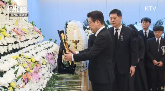 이재명 대통령과 김혜경 여사가 27일 저녁 고(故) 이해찬 전 국무총리의 빈소가 마련된 서울대병원 장례식장을 직접 찾아 헌화 분향하며 애도를 표했다. 이 대통령이 이 전 총리의 영전에 민간인 최고등급인 국민훈장 무궁화장을 수여하고 있다. [사진=KTV]