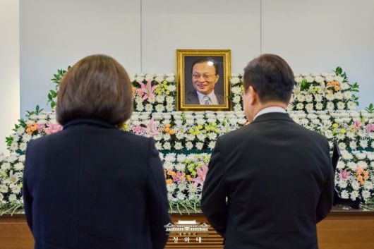 이재명 대통령과 김혜경 여사가 27일 저녁 고(故) 이해찬 전 국무총리의 빈소가 마련된 서울대병원 장례식장을 직접 찾아 헌화 분향하며 애도를 표하고 있다. 이 대통령은 민간인 최고등급의 국민훈장 무궁화장을 추서했다. [사진=청와대]