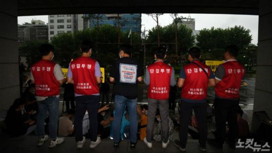 이스타항공 조종사노조 관계자들이 29일 오후 서울 양천구 남부지검 로비 앞에서 ‘이스타항공 파산위기, 오너가 해결하라’ 이상직 의원 일가 고소고발장 접수 기자회견을 갖고 있다.(사진=황진환 기자)