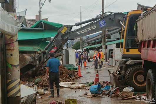 지난 10일 구례군 구례5일장에서 중장비를 이용한 복구 작업이 이뤄지고 있다.(사진=유대용 기자)