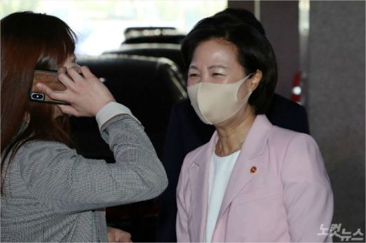 추미애 법무부 장관이 7일 국회 본회의에서 열린 교섭단체 대표연설 참석을 마친 뒤 차를 기다리고 있다. (사진=윤창원 기자)