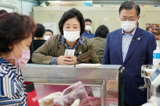 문재인 대통령과 김정숙 여사가 추석 명절을 앞둔 29일 오후 서울 서대문구 인왕시장에서 장을 보고 있다. (사진=연합뉴스)