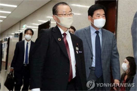 스가 요시히데 일본 총리의 측근인 일한의원연맹의 가와무라 다케오 간사장이 지난 18일 오후 더불어민주당 이낙연 대표와 비공개 면담을 갖기 위해 국회 본청 민주당 당대표실로 향하고 있다. (사진=연합뉴스)