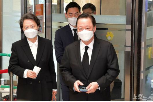 박용만 대한상공회의소 회장이 26일 오전 고 이건희 삼성그룹 회장 빈소가 마련된 서울 강남구 서울삼성병원 장례식장에 들어서고 있다.(사진=박종민 기자)