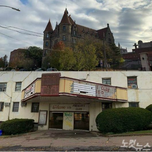 스크랜턴 시내 풍경. 도시의 전성기를 대변해 주는 고풍스런 건물들도 많은 반면(상), 폐업한지 오래돼 보이는 나이트 클럽 같은 건물들도 즐비하다.(사진=권민철 특파원)