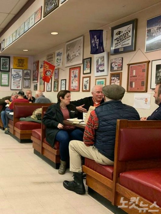 스크랜턴의 한 햄버거집에서 시민들이 담소를 나누고 있다. 10여명의 손님들 가운데 유색 인종은 보이지 않았다. 스크랜턴이 포함된 라카와나 카운티 인구의 84%가 백인이다. (사진=권민철 특파원)