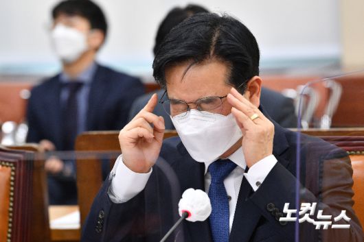 김창룡 경찰청장이 7일 국회 행정안전위원회에서 '정인이 사건'과 관련해 열린 긴급현안질의에 출석해 안경을 고쳐쓰고 있다. 윤창원 기자