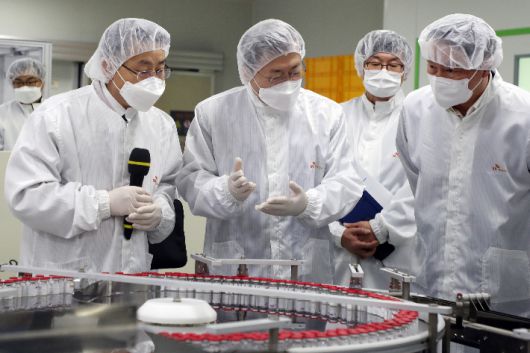 백신 생산 현장 시찰하는 문 대통령. 연합뉴스