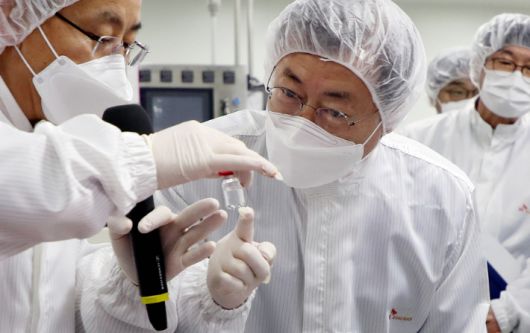 문재인 대통령이 20일 오전 경북 안동시 SK바이오사이언스를 방문해 코로나19 백신 생산 시설을 시찰하고 있다. 연합뉴스