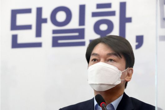 안철수 국민의당 대표가 19일 오후 서울 여의도 국회에서 야권단일화 관련 기자회견을 하고 있다. 

안 대표는 "국민의힘 경선플랫폼을 야권 전체에 개방해주십시오"라고 제안하며 야권 승리를 위해 개방형 경선플랫폼에 참여하겠다고 밝혔다. 윤창원 기자