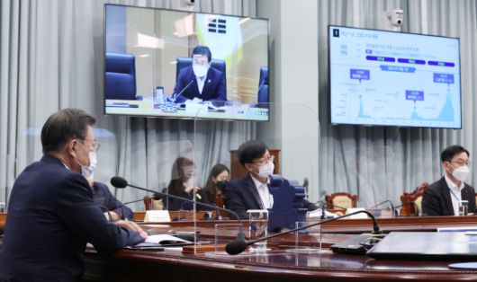 복지부 장관 보고 받는 문 대통령. 연합뉴스