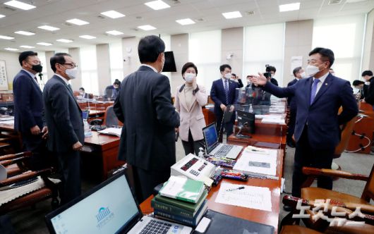 법제사법위원회 윤호중 위원장, 국민의힘 김도읍 간사를 비롯한 야당 의원들이 지난 25일 서울 여의도 국회에서 열린 박범계 법무부 장관 후보자 인사청문회 오전 질의를 마치고 청문회 질의 내용, 진행과 관련해 언쟁을 벌이고 있다. 윤창원 기자