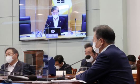 문재인 대통령이 16일 오후 청와대에서 화상회의 형식으로 열린 국토교통부 2021년 업무보고에서 변창흠 국토교통부장관의 보고를 받고 있다. 연합뉴스